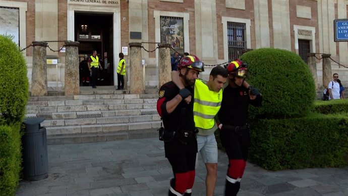 Uno de los momentos del simulacro de incendios de la UME en el Archivo de Indias