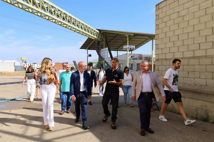 El delegado del Gobierno en Madrid, Francisco Martín, en su visita a una bodega de Arganda del Rey