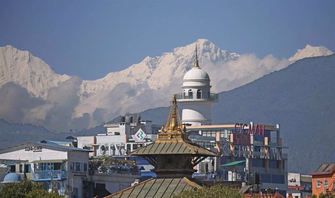 Archivo - 17 October 2022, Nepal, Kathmandu: Himalayas Mountain range is pictured as weather clears with the retreat of monsoon from the country in Kathmandu. Photo: Sunil Sharma/ZUMA Press Wire/dpa