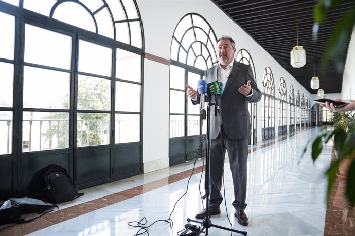 El secretario general del PSOE de Andalucía y Portavoz del Grupo Parlamentario Socialista, Juan Espadas, atiende a los medios de comunicación en el Parlamento de Andalucía, a 27 de agosto de 2024 en Sevilla (Andalucía, España). El secretario general del P