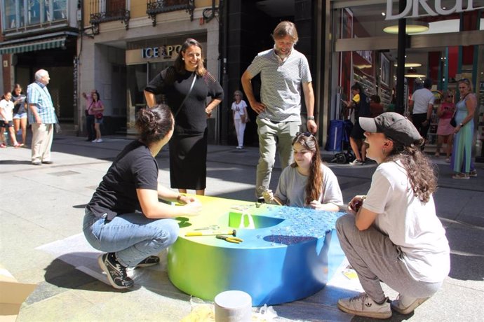 Miriam Andrés, junto a una de las obras del concurso.