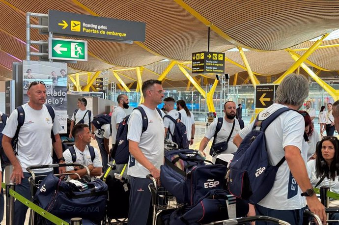 Parte del Equipo Paralímpico Español antes de poner rumbo desde Madrid a los Juegos de París