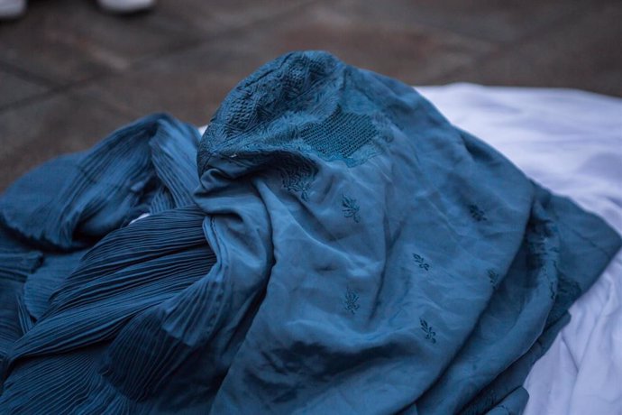 Archivo - August 17, 2021, Barcelona, Catalonia, Spain: Burkas are seen on the ground..Around a hundred women have participated in a feminist demonstration in front of the United Nations headquarters in Barcelona to demand an urgent international response