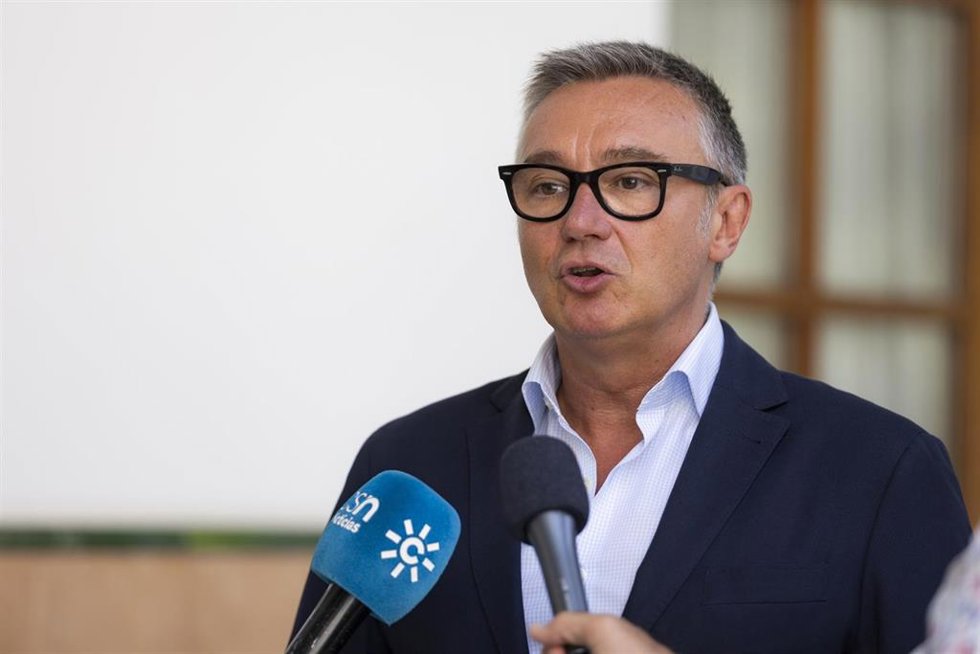 El portavoz del Grupo Parlamentario Vox, Manuel Gavira, atiende a los medios de comunicación en el Parlamento de Andalucía, a 27 de agosto de 2024 en Sevilla (Andalucía, España). El portavoz del Grupo Parlamentario Vox, Manuel Gavira, ha atendido a los 