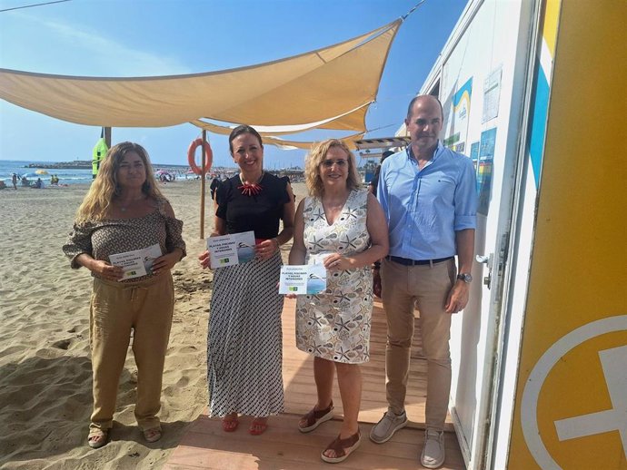 La delegada del Gobierno, acompañada por la alcaldesa de Fuengirola, Ana Mula, ha visitado el Centro de Coordinación de Playas de la localidad.