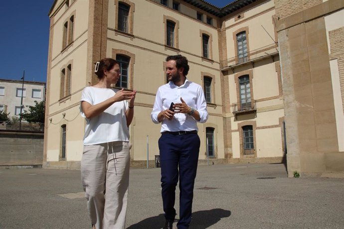 El presidente de la DPH, Isaac Claver, y la arquitecta de la institución provincial Laura Puyal visitan el edificio.