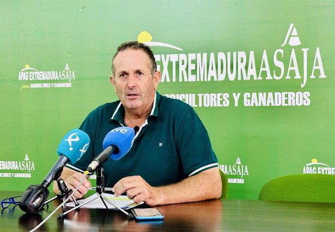 El presidente de Apag Extremadura Asaja, Juan Metidieri, en una comparecencia ante la prensa este martes.