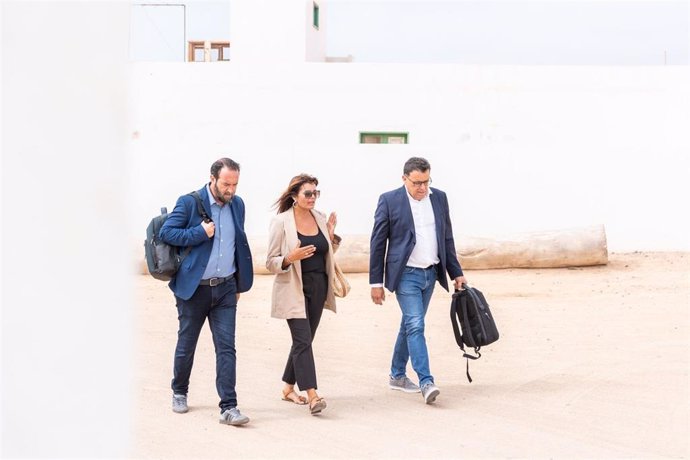 El consejero de Aguas del Gobierno de Canarias, Manuel Miranda (d), en una visita a La Graciosa para conocer los problemas de saneamiento en la isla