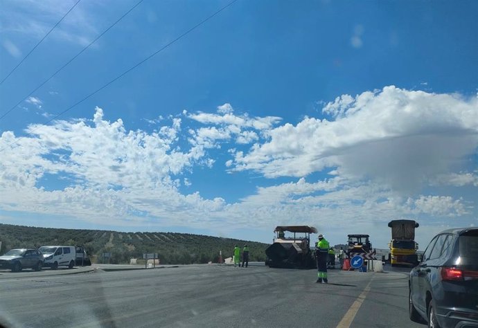 Archivo - Trabajos de asfaltado en una carretera.