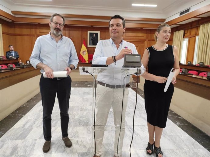 Bellido (centro), entre Molina y Contador, en la presentación del nuevo contrato del SAD en Córdoba.