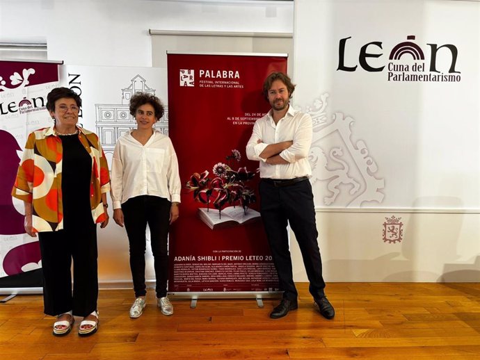 Adanía Shibli, en el centro de la imagen, junto a la concejala de Acción Cultural del Ayuntamiento de León y el director del festival.