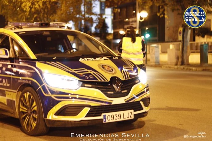 Archivo - Imagen de archivo de un coche patrulla de la Policía Local de Sevilla 