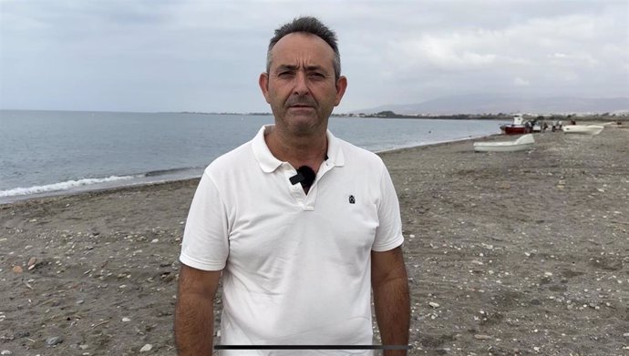 El concejal del PSOE José Fernández Mañas, en la playa de El Alquián de Almería.