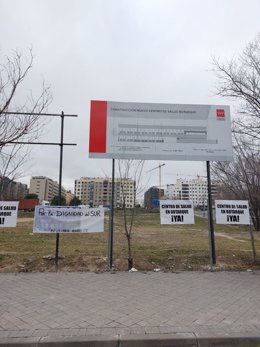 Cartel de obras en el Centro de Salud de Butarque (Leganés)