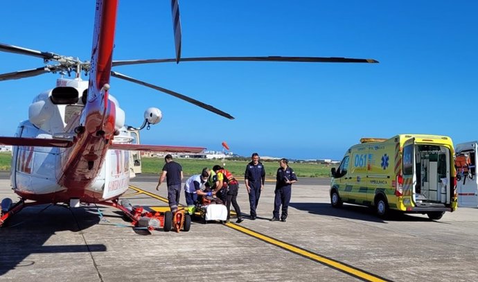 Archivo - Un helicóptero y una ambulancia del 061 tras un rescate, en una imagen de archivo.