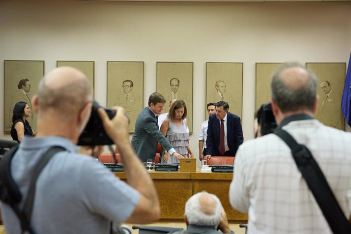 La presidenta del Congreso, Francina Armengol (c), y el vicepresidente segundo de la Mesa, José Antonio Bermúdez (2d), a su llegada a la Diputación Permanente en el Congreso de los Diputados, a 27 de agosto de 2024, en Madrid (España). 