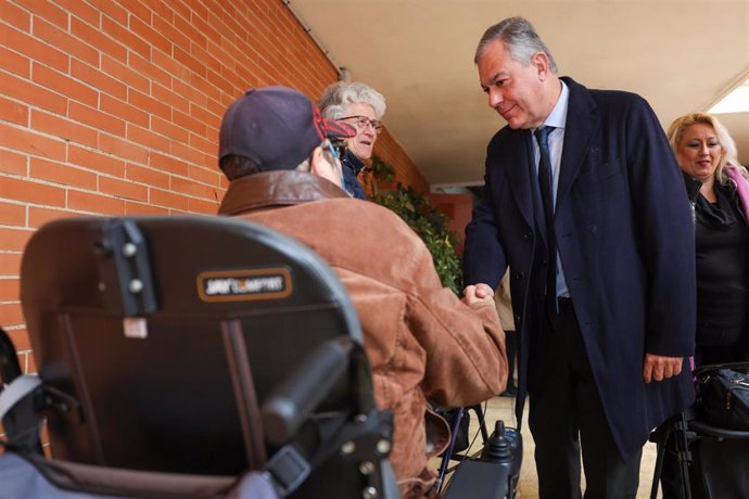 Archivo - Sanz saluda a uno de los vecinos de Cross Pirotecnia con movilidad reducida.