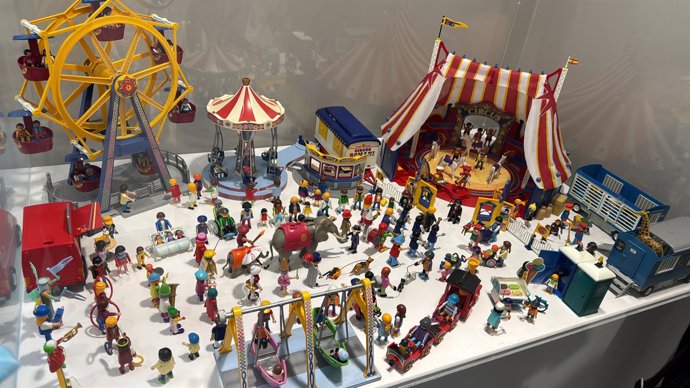 Exposición 'Mundos de Playmobil' en la sala de espera de Pediatría