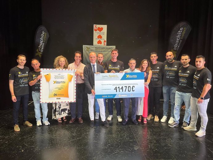 Entrega del cheque por parte del Club Deportivo 'Abuchitextreme'.