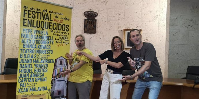 La teniente de alcalde de Calamocha, Sonia Palacio, junto a los organizadores del Festival Enluquecidos Roberto Montañés y Miguel Marta.