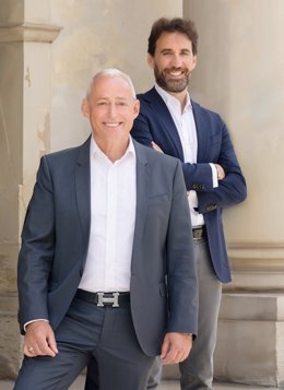 Delighted about the successful deal: Martin Hammer (left), founder and managing partner of enomyc, and Ian Kayanikis, M&A expert at enomyc