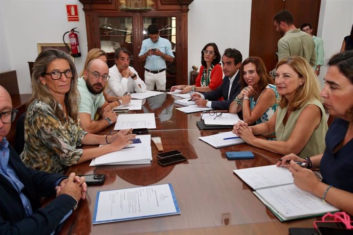 La consejera de Fomento, Rocío Díaz, en una reunión con el alcalde de El Puerto, Germán Beardo.