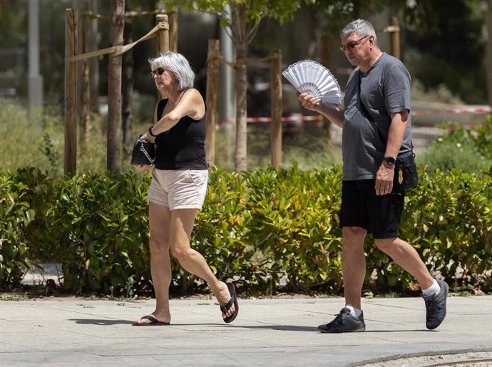 Varias personas paseando, a 30 de julio de 2024, en Madrid (España). 