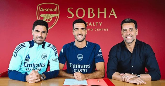 Mikel Arteta, Mikel Merino y Edu durante la firma del contrato del centrocampista con el Arsenal