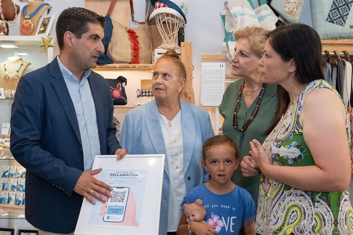 El director xeral de Comercio e Consumo, Gabriel Alén, visita el local de Creativas Galegas en Santiago para presentar un programa piloto para presentar reclamaciones electrónicas.