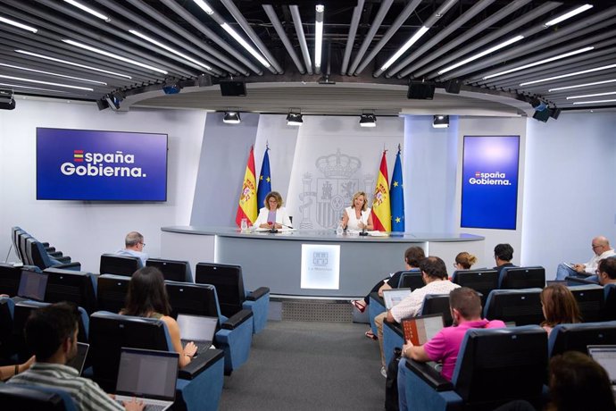 La vicepresidenta para la Transición Ecológica y Reto Demográfico, Teresa Ribera (i) y la ministra Portavoz, Pilar Alegría (d), llegan a una rueda de prensa posterior a la reunión del Consejo de Ministros, en el Palacio de La Moncloa.