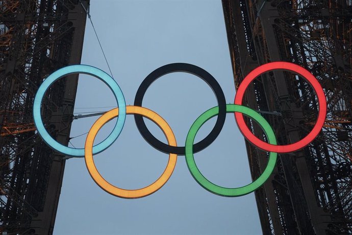 Archivo - Los aros olímpicos en la Torre Eiffel de París