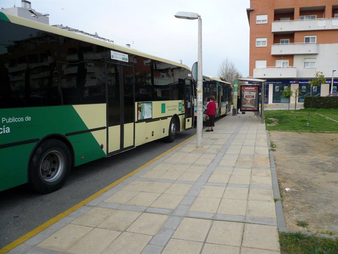 Archivo - Imagen de un autobús interurbano de la Junta