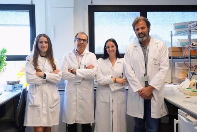 Parte del equipo que ha realizado la investigación, en el laboratorio del Imibic.