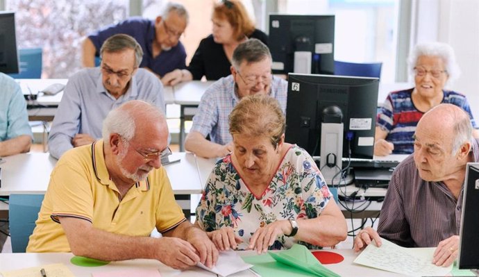 Los nuevos talleres presenciales que se lanzan este curso (Escritura e Interpretación Periodística y Escritura Poética)