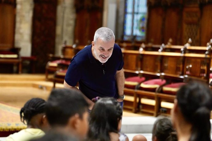 El alcalde de Barcelona, Jaume Collboni, enseña las dependencias del Ayuntamiento a niños del 'casal' Baobab.