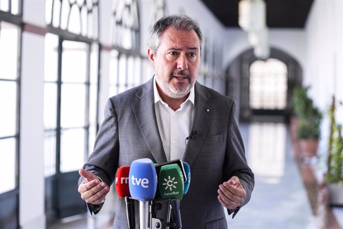 El secretario general del PSOE de Andalucía y Portavoz del Grupo Parlamentario Socialista, Juan Espadas, atiende a los medios de comunicación en el Parlamento de Andalucía, a 27 de agosto de 2024 en Sevilla (Andalucía, España). El secretario general del P