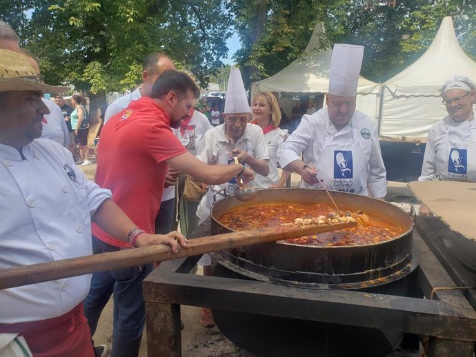 Luis Tudanca prueba los judiones de La Granja, momentos antes de comenzar la Judiada