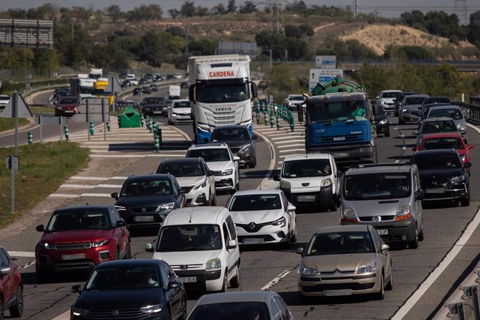 Archivo - Atasco en la autovía A5, en el inicio del Puente del Pilar, a 11 de octubre de 2023, en Madrid (España). 