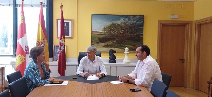 El delegado territorial, Eduardo Diego (C), junto al alcalde de Fresno de la Vega y la jefa del Servicio Territorial de Cultura y Turismo