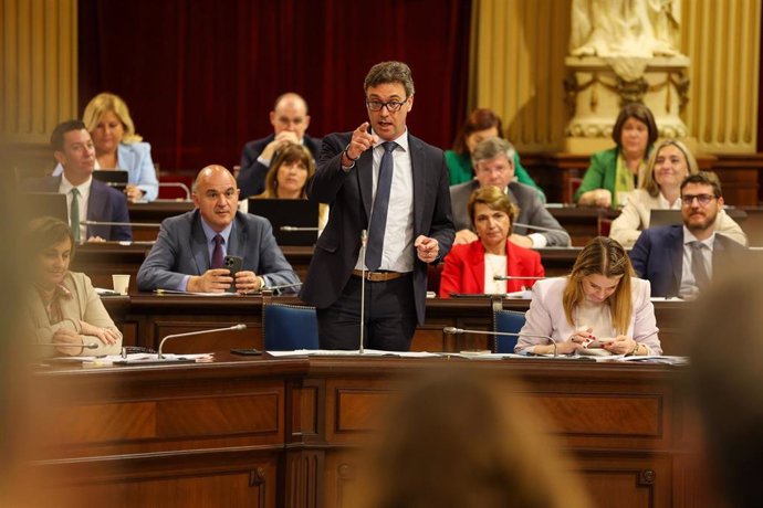 Archivo - El conseller de Economía, Hacienda e Innovación, en el Parlament.