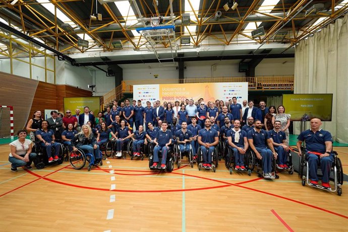 Parte del equipo español que competirá en los Juegos Paralímpicos de París en un acto de despedida en el CSD