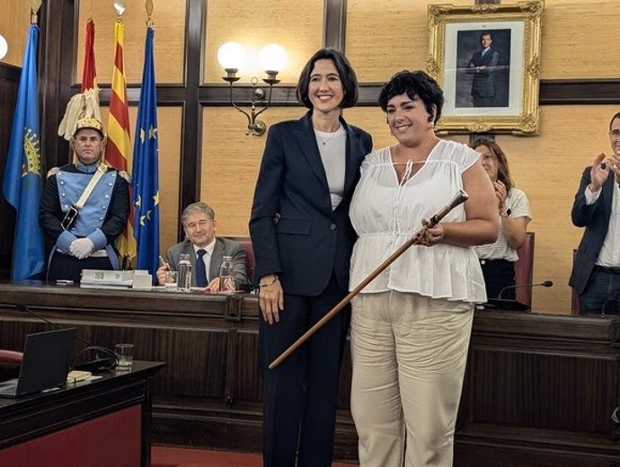 Núria Parlon y Mireia González este martes en la sesión plenaria del Ayuntamiento de Santa Coloma de Gramenet