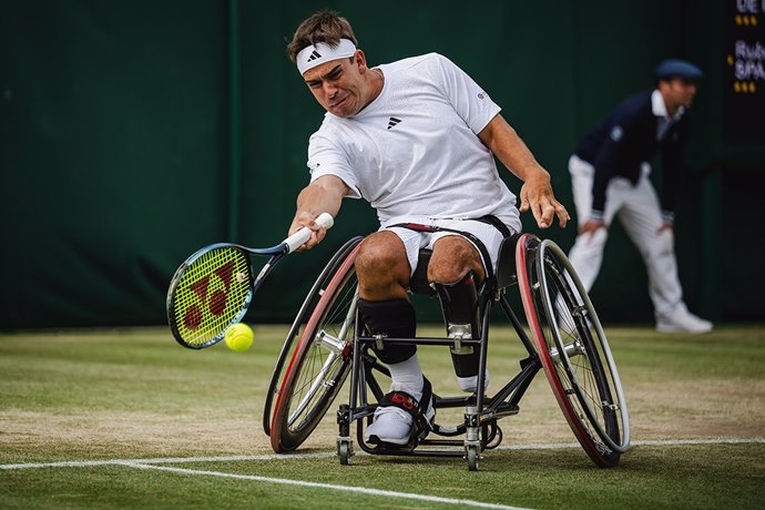 Archivo - El tenista español Martín de la Puente durante el torneo de Wimbledon 2024