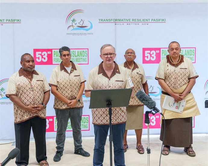 El primer ministro de Australia, Anthony Albanese, junto a líderes de Fiji, Palau, Papúa Nueva Guinea y Tonga (islas del Pacífico)