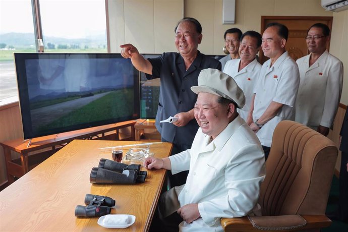 Imagen de archivo del líder de Corea del Norte, Kim Jong Un supervisando una prueba de drones suicidas