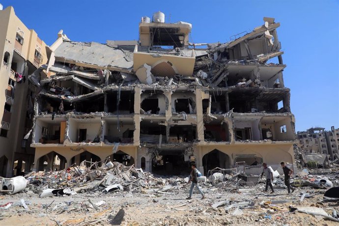 Palestinos frente a un edificio residencial destruido por el Ejército de Israel en la ciudad de Jan Yunis, en el sur de la Franja de Gaza (archivo)