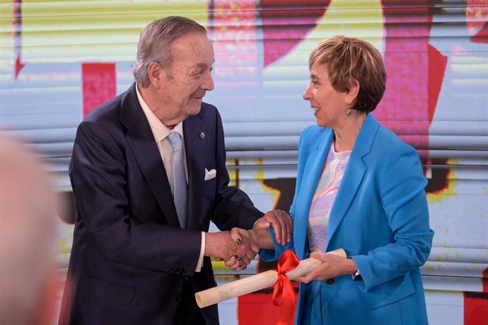 Archivo - El presidente de La Voz de Galicia, Santiago Rey Fernández-Latorre en la entrega de uno de los  premios Fernández-Latorre