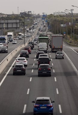 Archivo - Tráfico de coches en la autovíaA-4.