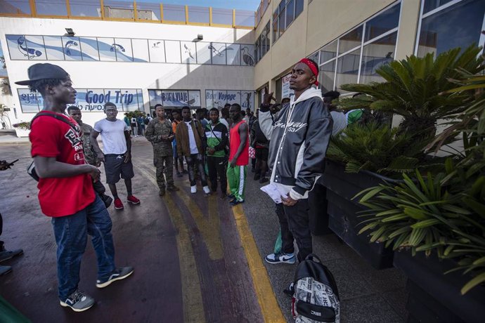 Archivo - Migrantes preparados para embarcar a la Península, en la estación marítima del puerto de Ceuta.