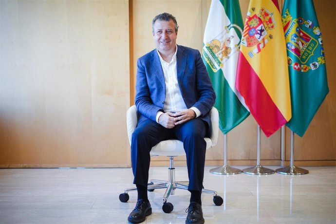 Archivo - El presidente de la Diputación de Sevilla, Javier Fernández, durante la entrevista concedida a Europa Press